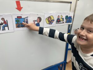 chłopiec wskazuje PCS