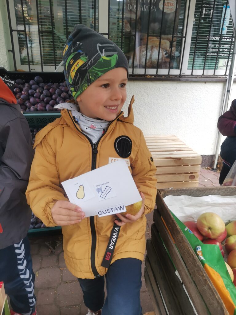 chłopiec na zakupach w sklepie