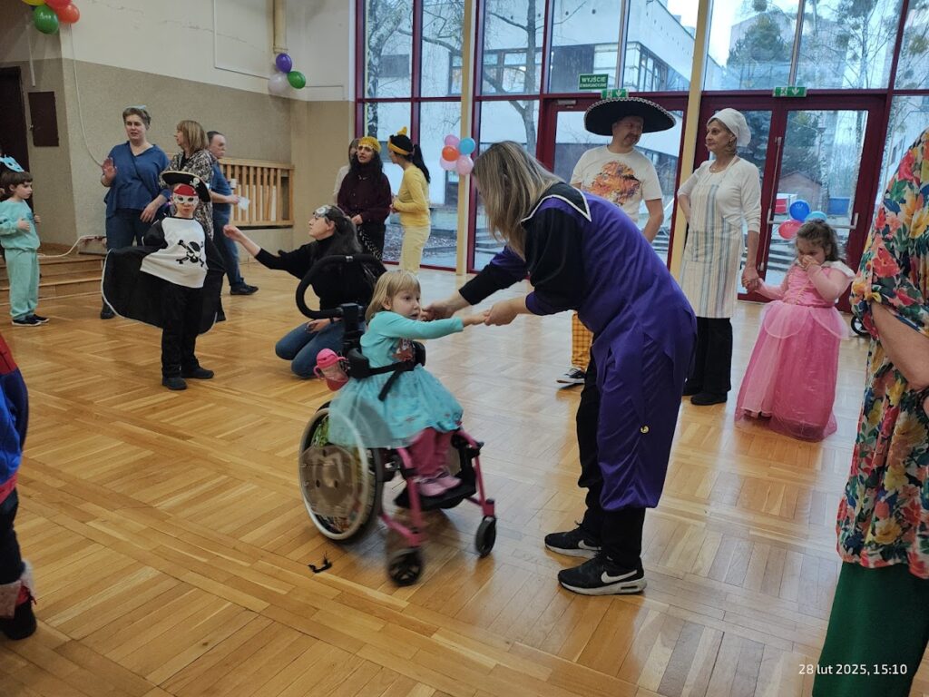 Dzieci z rodzicami na balu karnawałowym