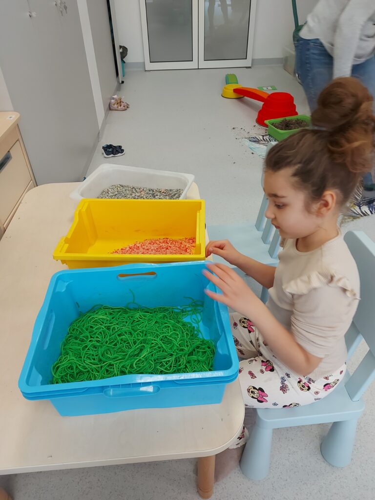 dziewczynka bawi się masami sensorycznymi