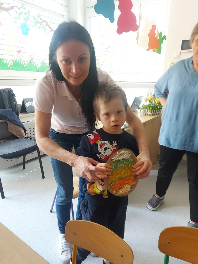 Chopiec pokazuje ozdobioną przez siebie pisankę