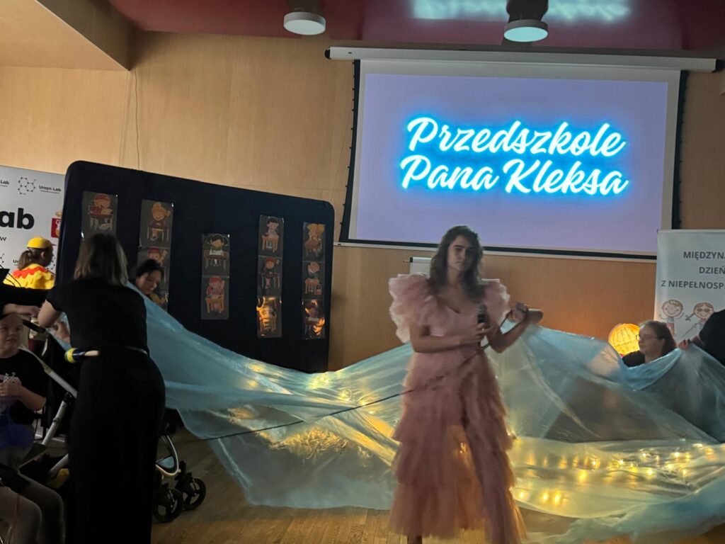 Kobieta śpiewa