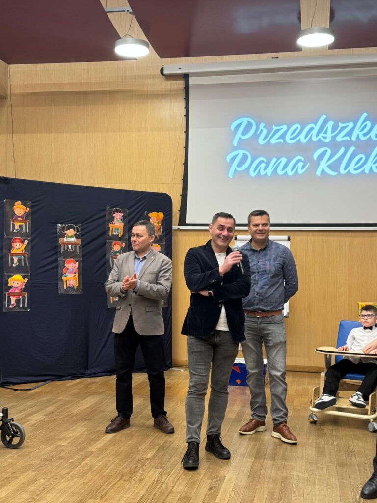 Trzech mężczyzn na scenie