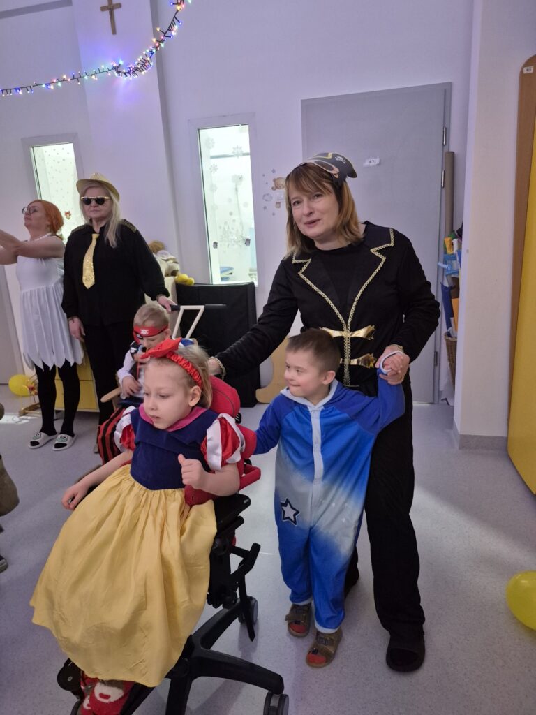 Dzieci w strojach karnawałowych