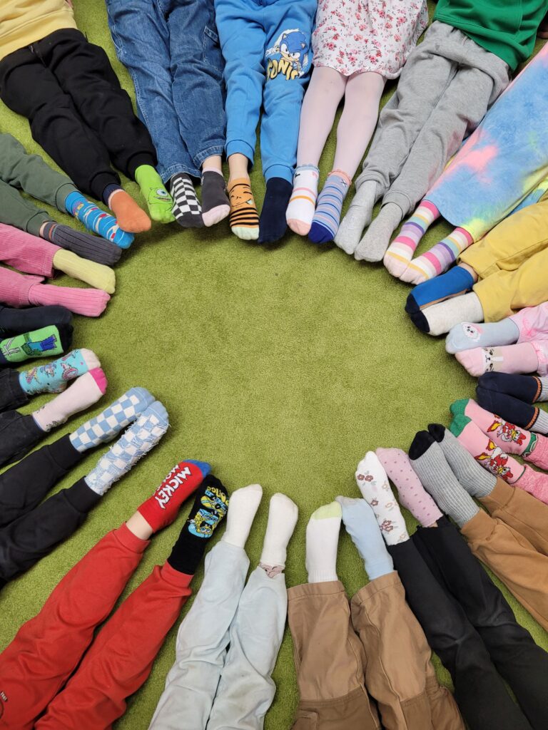 Dzieci w skarpetkach nie do pary z okazji Światowego Dnia Zespołu Downa