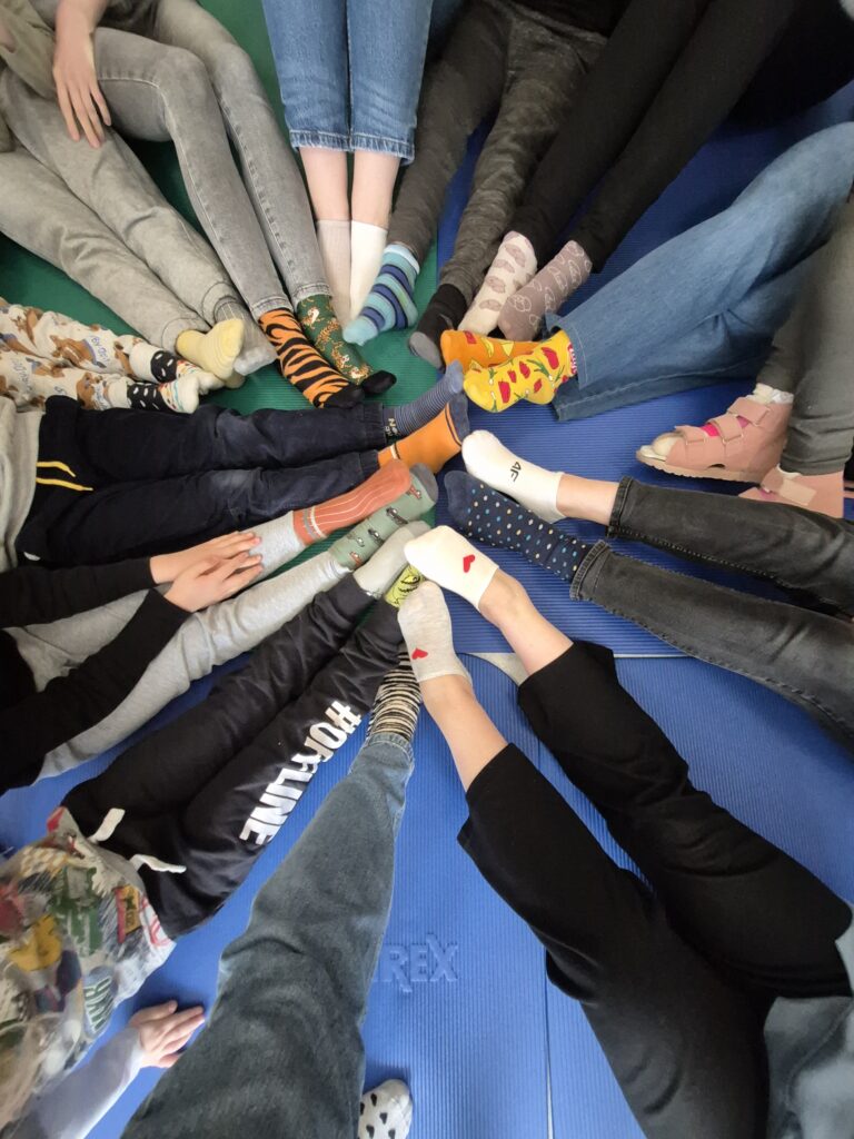 Dzieci w skarpetkach nie do pary z okazji Światowego Dnia Zespołu Downa