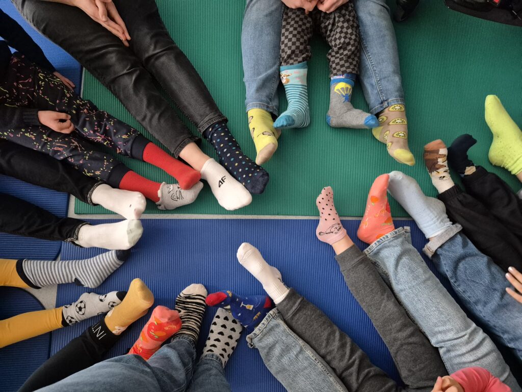 Dzieci w skarpetkach nie do pary z okazji Światowego Dnia Zespołu Downa