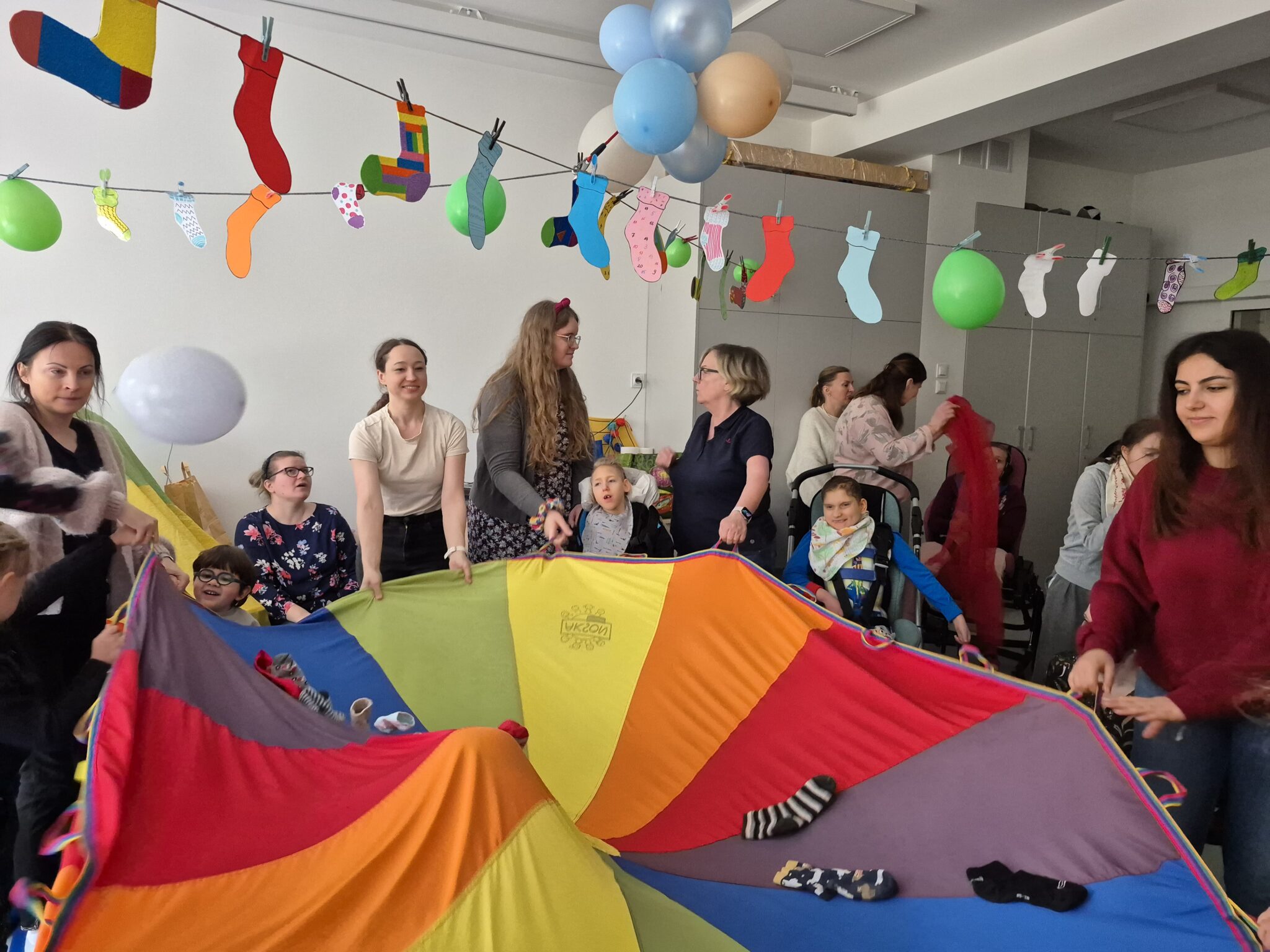 Skarpetkowe zabawy ruchowe z chustą