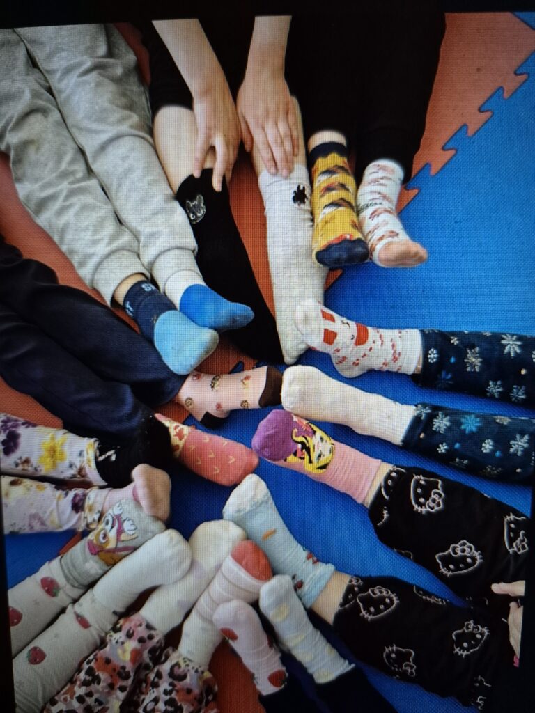 Dzieci w skarpetkach nie do pary z okazji Światowego Dnia Zespołu Downa