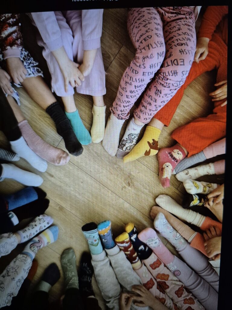 Dzieci w skarpetkach nie do pary z okazji Światowego Dnia Zespołu Downa