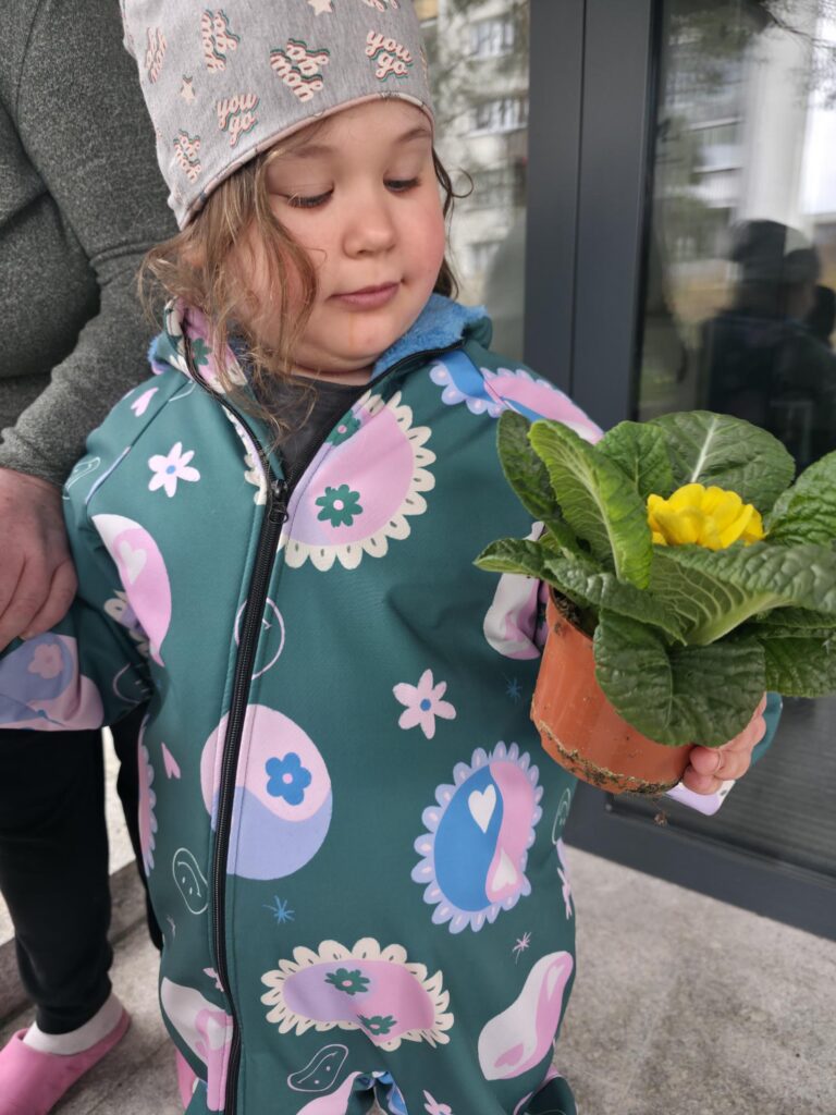 dziewczynka z kwiatkiem