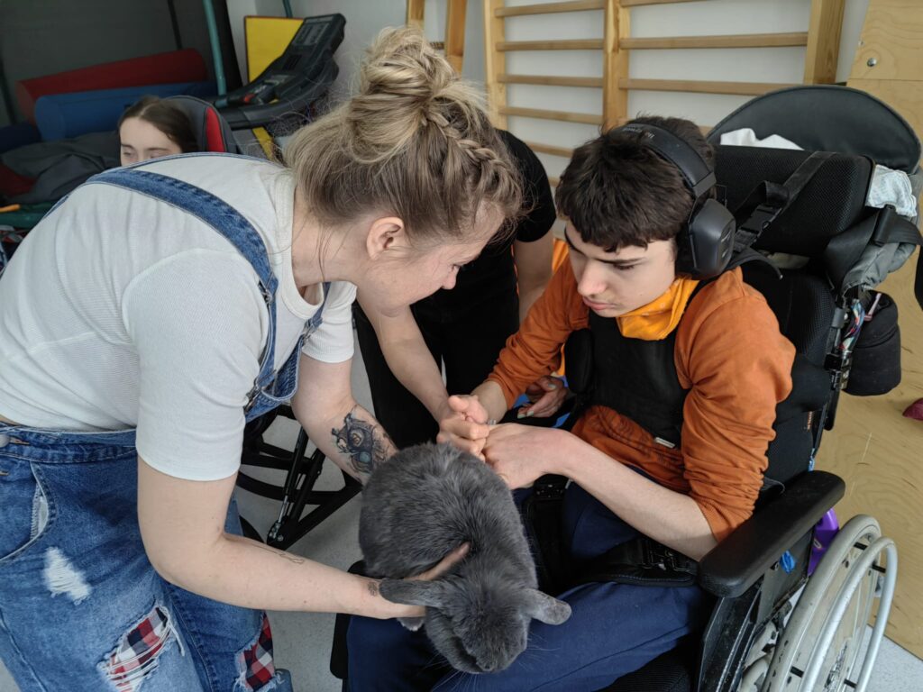 chłopiec z królikiem