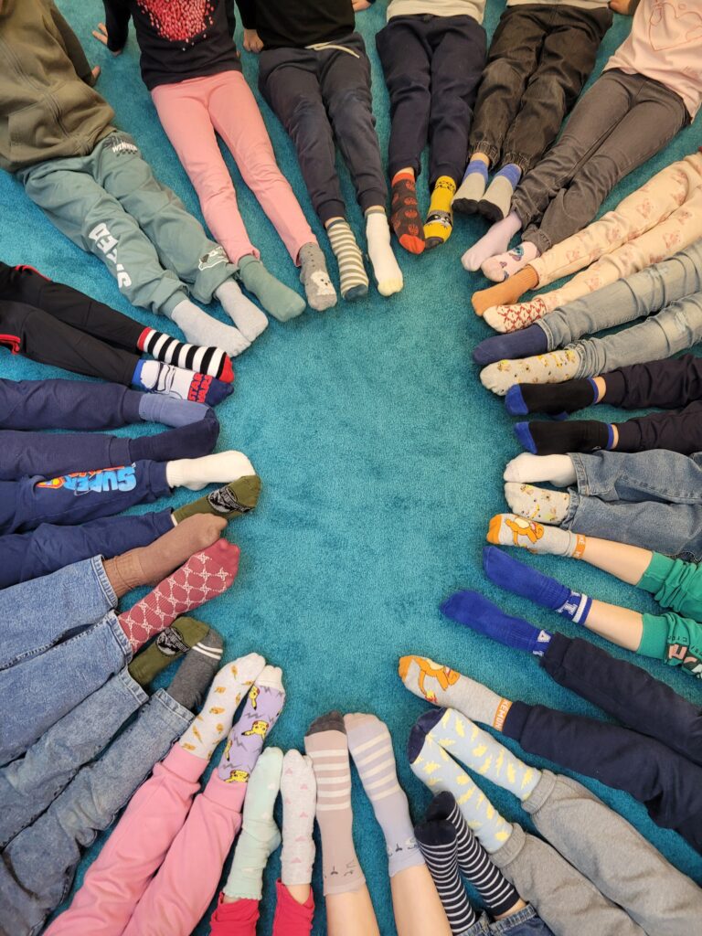 Dzieci w skarpetkach nie do pary z okazji Światowego Dnia Zespołu Downa