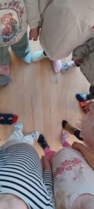 Dzieci w skarpetkach kolorowych z okazji Światowego dnia Zespołu Downa