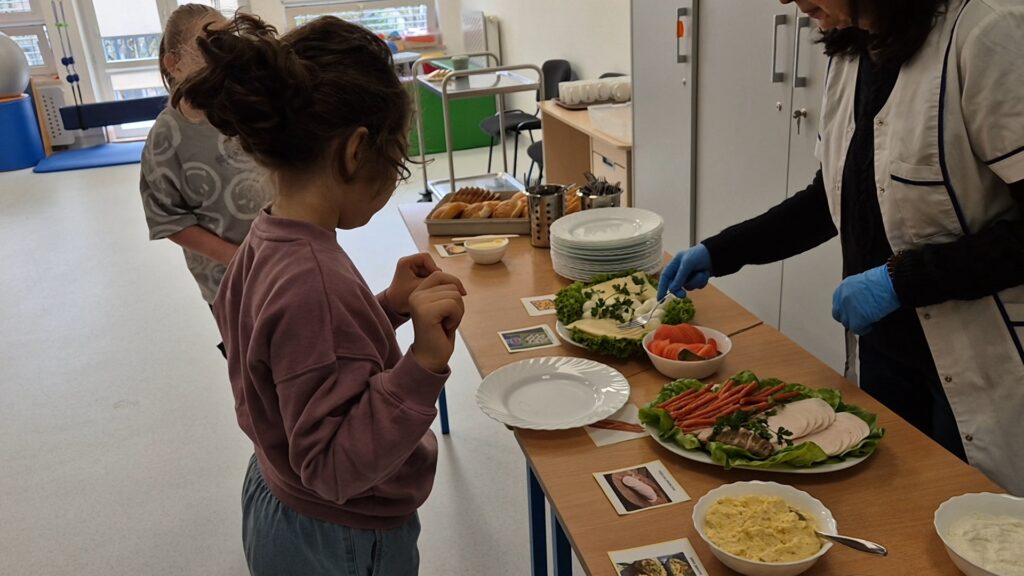 dziewczynka wybiera posiłki