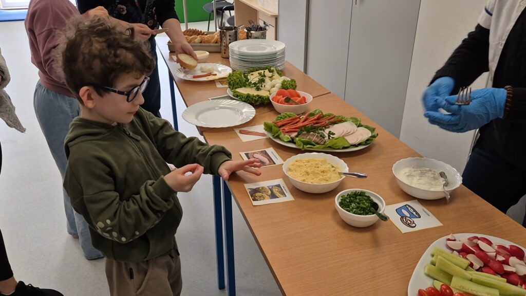 chłopiec wybiera posiłki