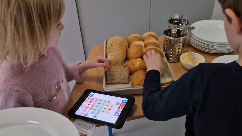 dzieci wybierają posiłki
