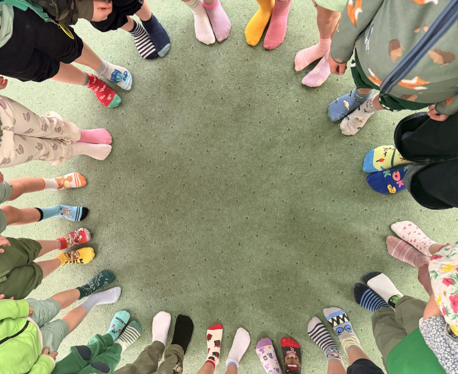 Dzieci w skarpetkach nie do pary z okazji Światowego Dnia Zespołu Downa