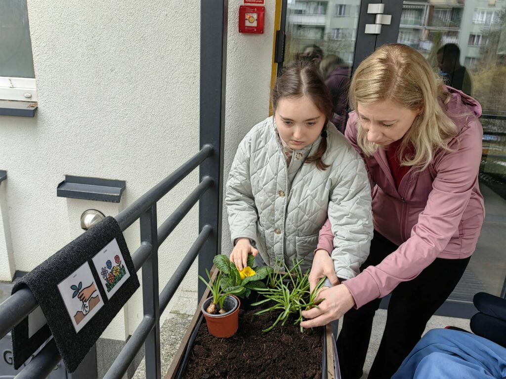 dziewczynka sadzi kwiaty