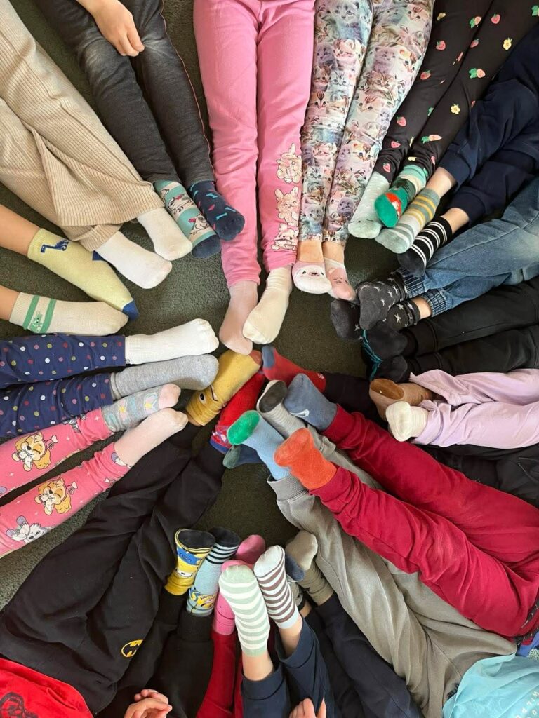 Dzieci w skarpetkach kolorowych z okazji Światowego dnia Zespołu Downa