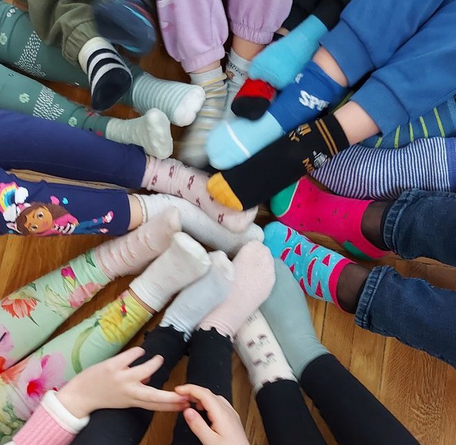 Dzieci w skarpetkach nie do pary z okazji Światowego Dnia Zespołu Downa