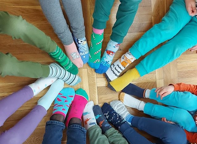 Dzieci w skarpetkach nie do pary z okazji Światowego Dnia Zespołu Downa