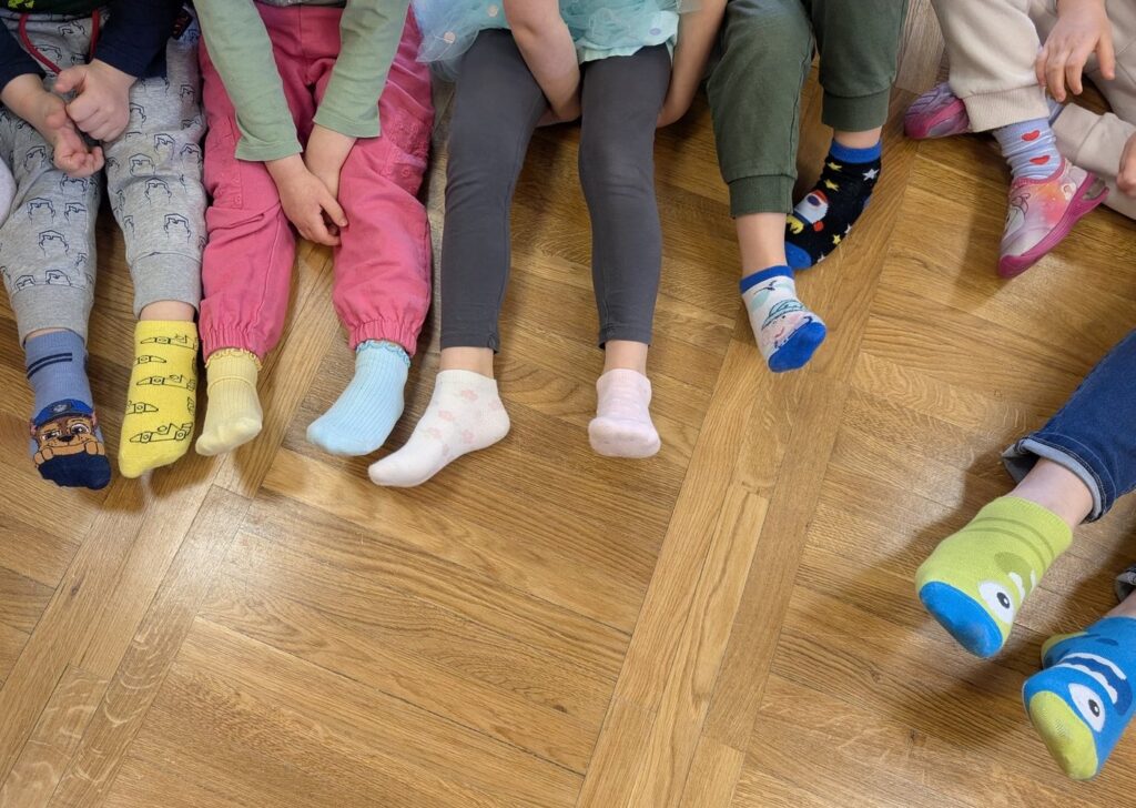 Dzieci w skarpetkach nie do pary z okazji Światowego Dnia Zespołu Downa