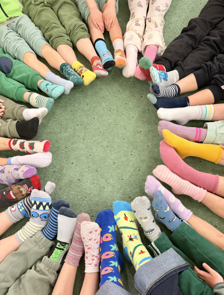 Dzieci w skarpetkach nie do pary z okazji Światowego Dnia Zespołu Downa