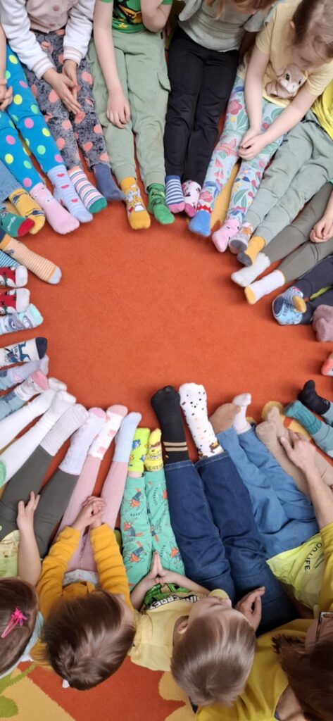 Dzieci w skarpetkach kolorowych z okazji Światowego dnia Zespołu Downa