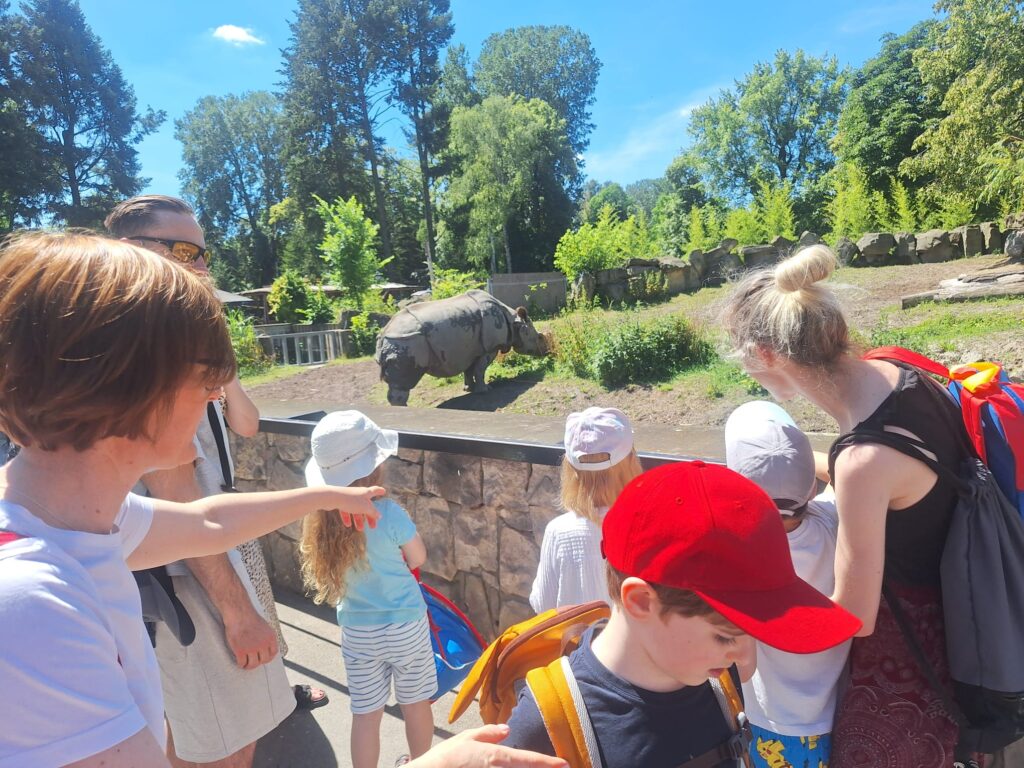 Dzieci oglądają zwierzęta w ZOO
