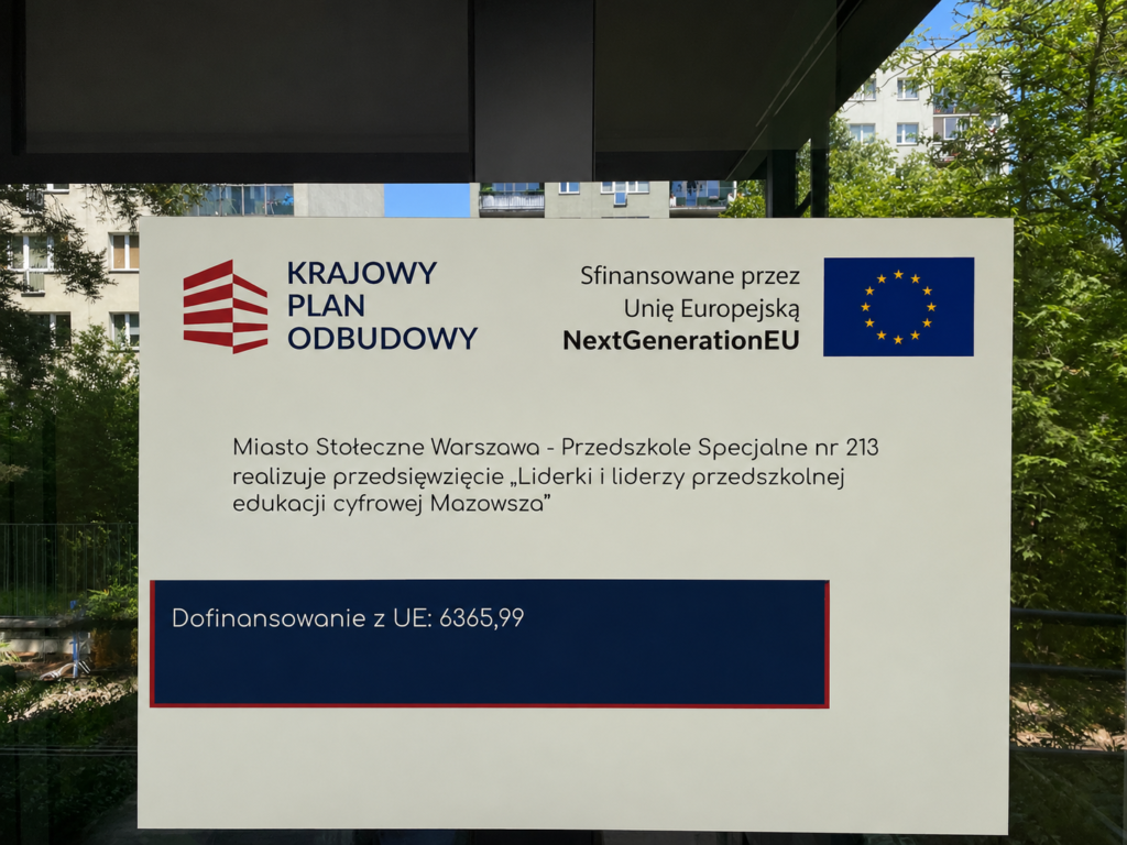 Plakat informuje, że Przedszkole realizuje przedsięwzięcie "Liderki i Liderzy edukacji cyfrowej Mazowsza" dofinansowanego z UE
